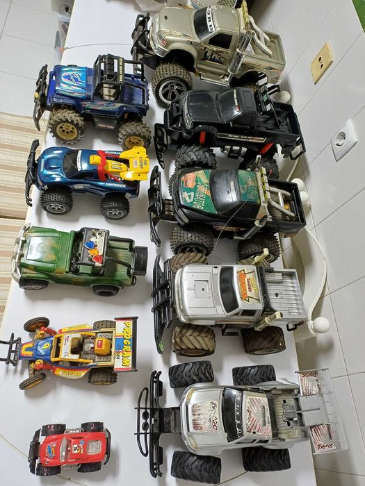 Jipes e 4X4 de grandes dimensões 6 unidades, médias 3 e uma pequena