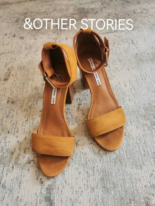 Zamszowe sandały camel brązoworude trendy na słupku & Other Stories