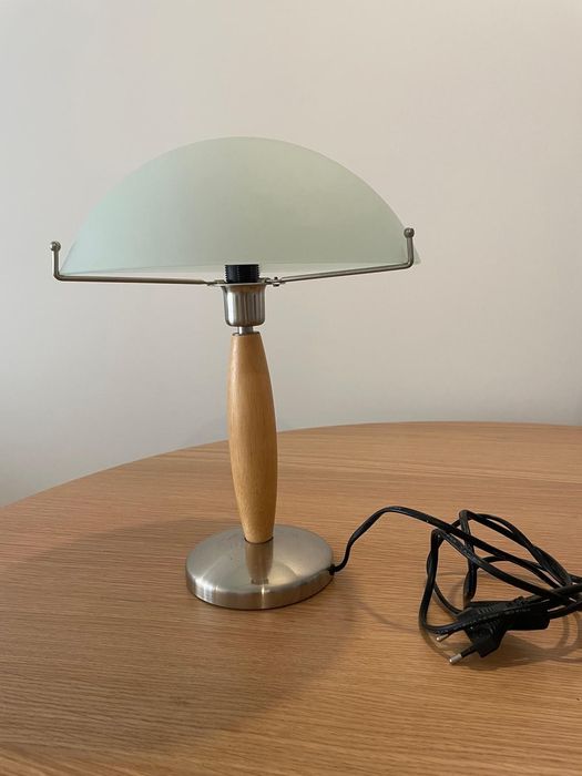 Candeeiro de mesa vintage em madeira e metal – design retro