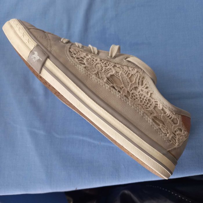 Damskie sneakersy MUSTANG w rozmiarze 40.