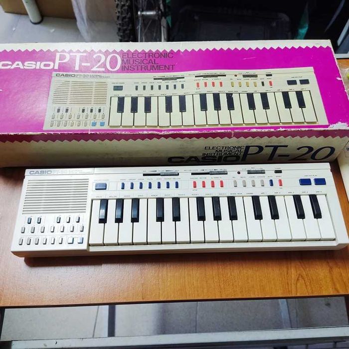 Casio PT-20 Eletronic Musical Instrument vintage a funcionar com caixa manual