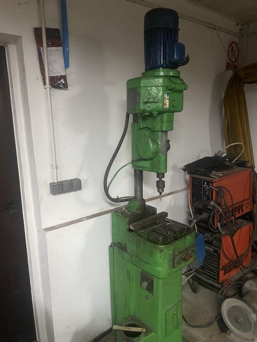 Gwinciarka wiertarka z posuwem