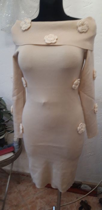 Sukienka sweterkowa rozmiar uniwersalny pasuje na M L .