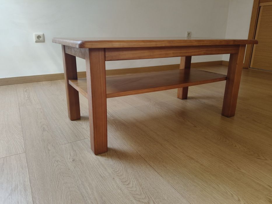 Mesa de sala de estar em Pinho Mel