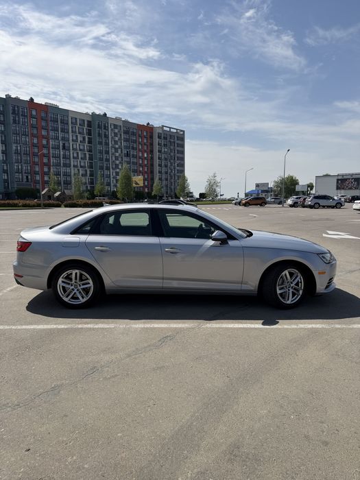 Машина Audi A4 2017 року