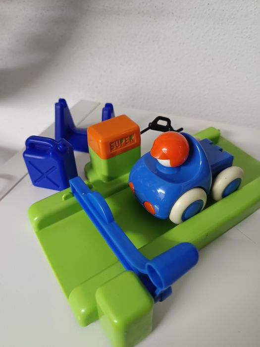 Carro e bomba de gasolina