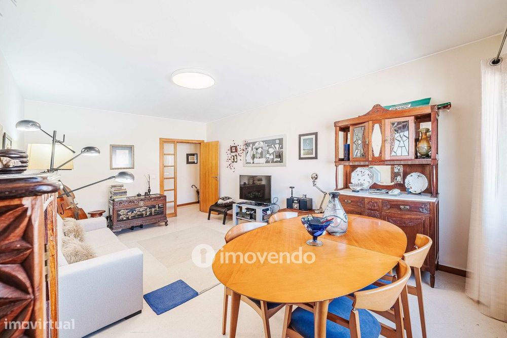 Apartamento T3, com garagem e arrecadação, na Ramada