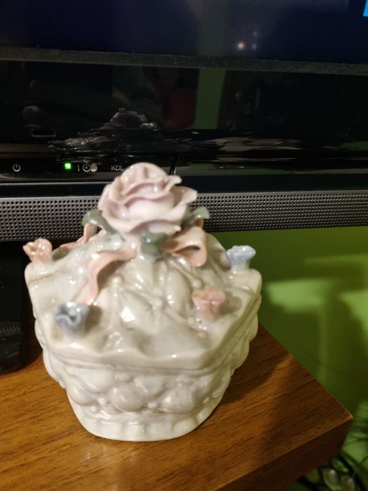 Śliczna szkatułka Vintage z różami.