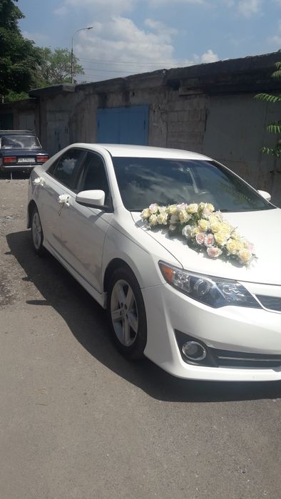 Авто на свадьбу Аренда Авто с водителем Белая Toyota Camry 50 Трансфер