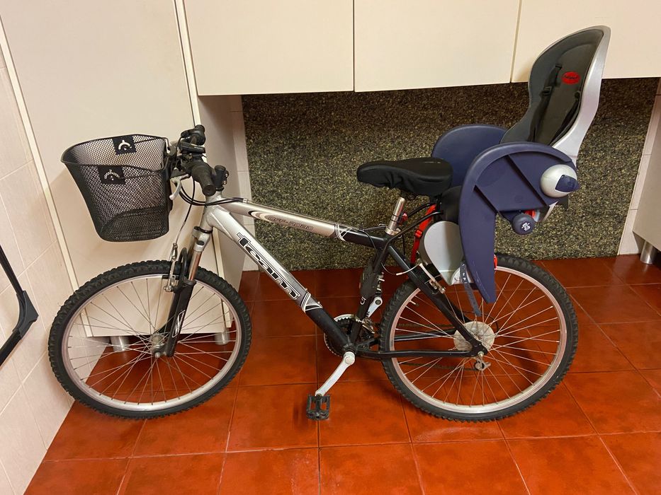 Bicicleta com cesto e cadeira para criança