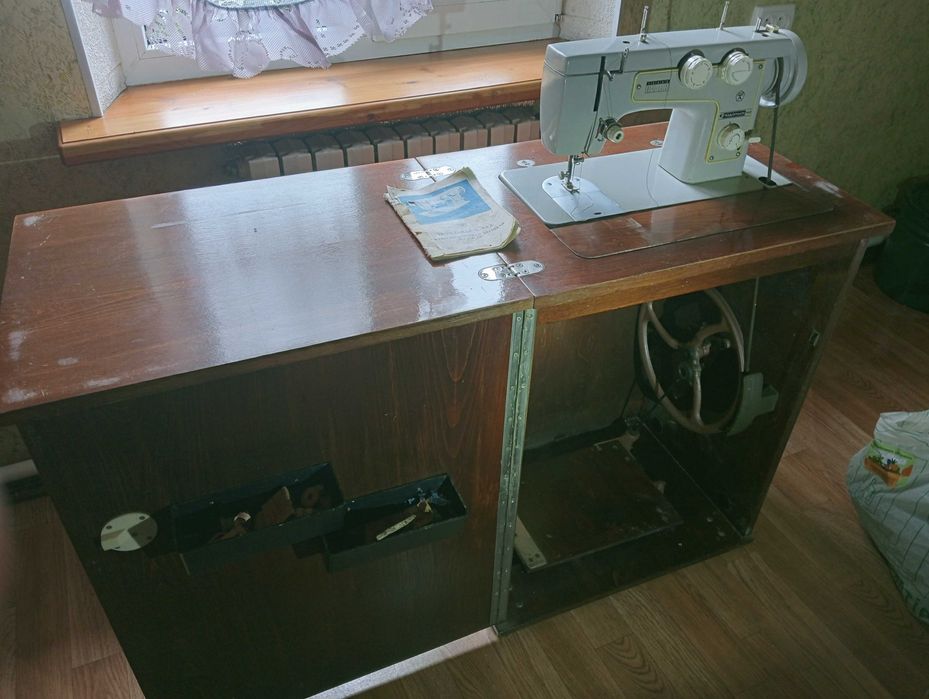 Продам швейную машинку Подольск-142 (бытовая, класс 142)