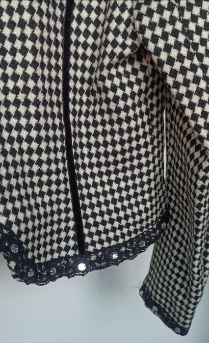 Casaco muito elegante de fazenda, com renda e aplicações várias - L