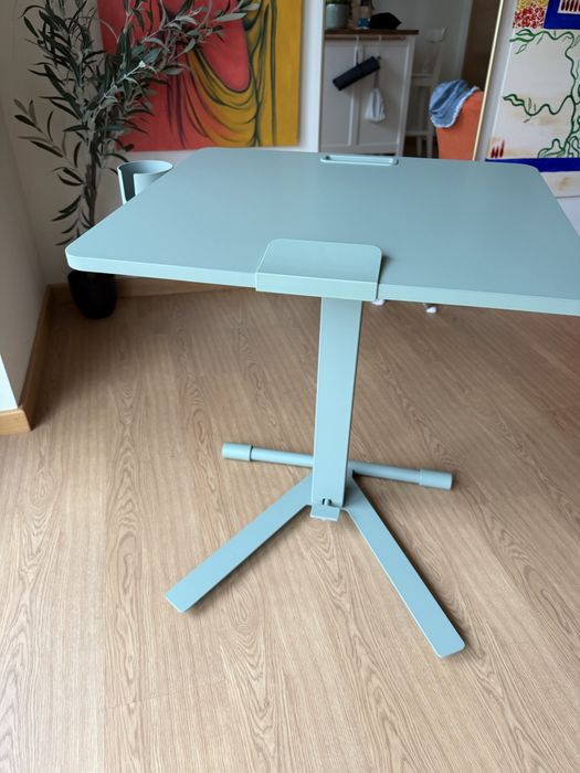 IKEA MITTZON – Mesa regulável com tampo inclinável e rodas