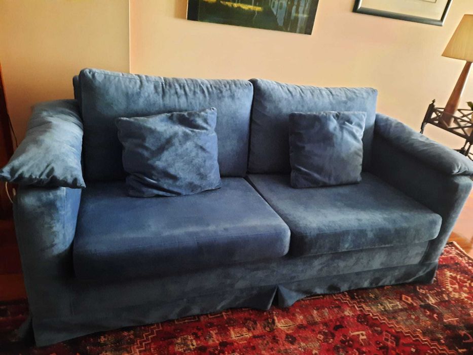 Sofá e banqueta em veludo azul.