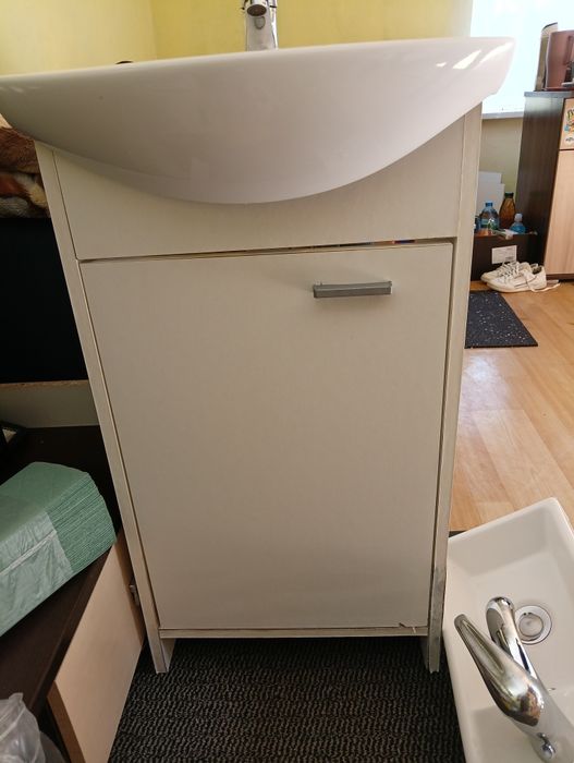 Szafka łazienkowa z umywalką i baterią