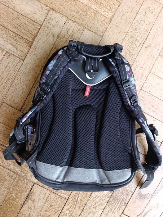 Plecak szkolny TopGal z dwiema komorami, z motywem kwiatowym.