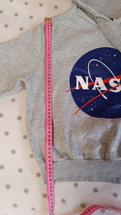 Укорочене худі NASA від H&M.