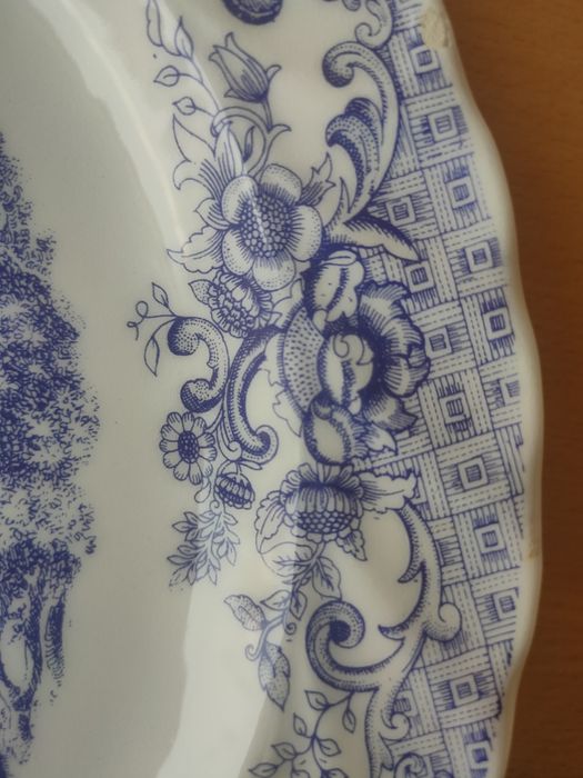 Conjunto de prato e saladeira azul e branco.