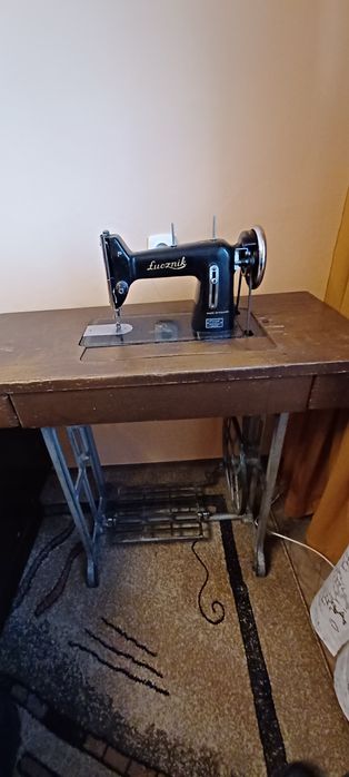 Maszyna do szycia Łucznik KL.82 kpl, sprawna, z stolikiem, szufladami