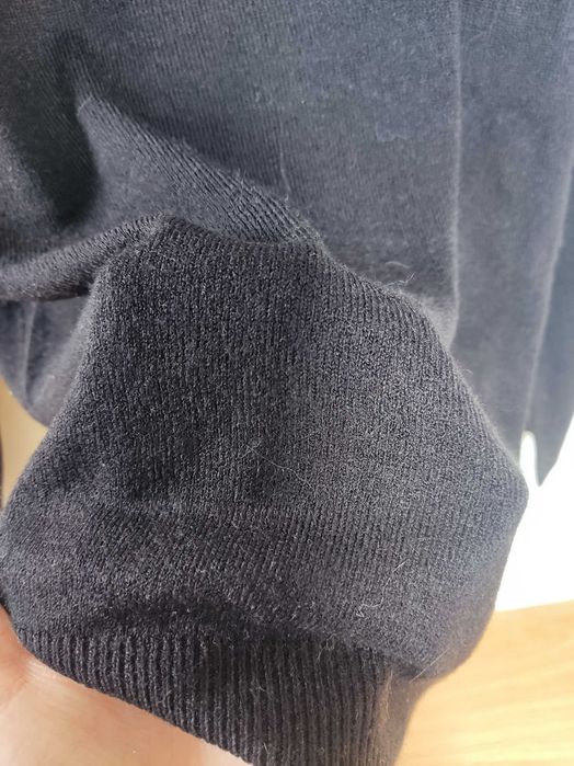Czarny sweter golf