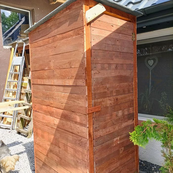 Kibelek WC drewniany.