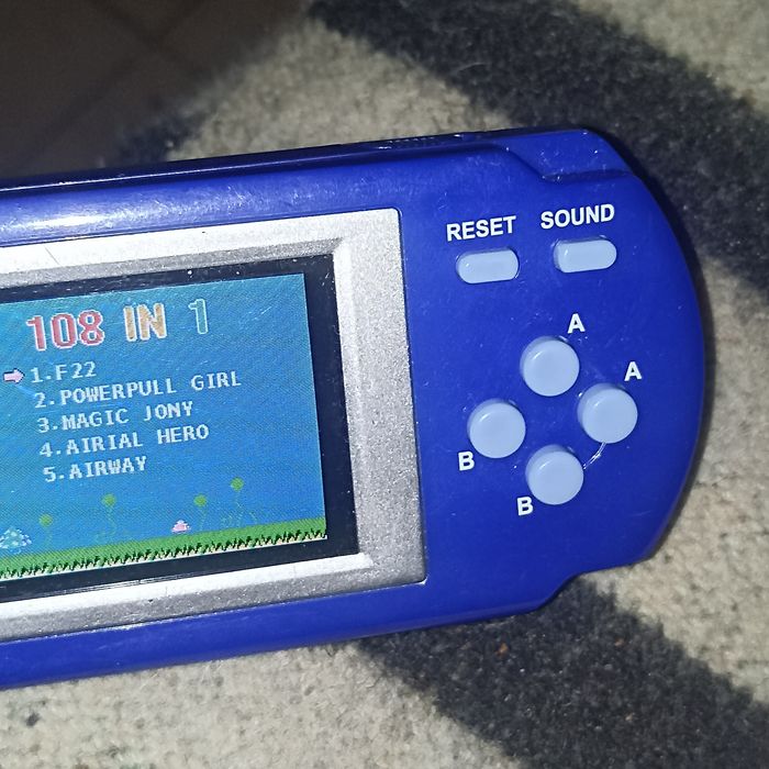 Consola Pequena com vários jogos para criança