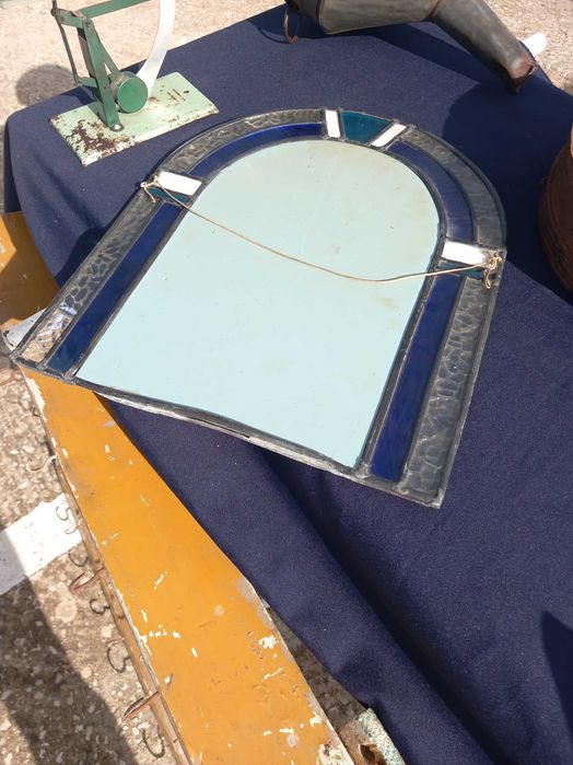 Espelho vitral em arco, estilo que pode variar entre Gótico e Tiffany