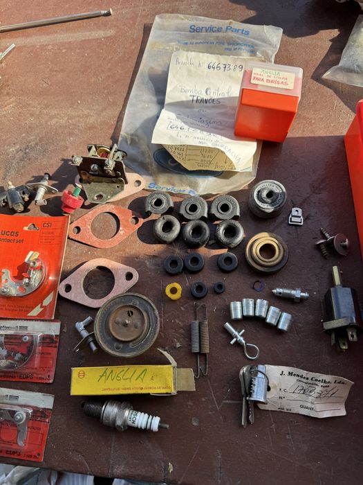 Lote de pecas diversas para Ford Anglia de 1961