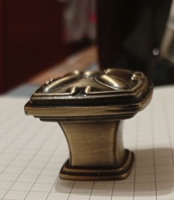Мебельна ручка кнопка