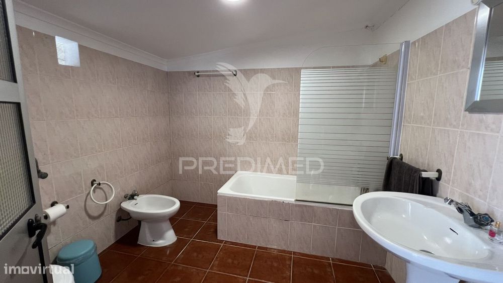 Moradia T1 com Espaço Comercial Remodelado em Albernoa