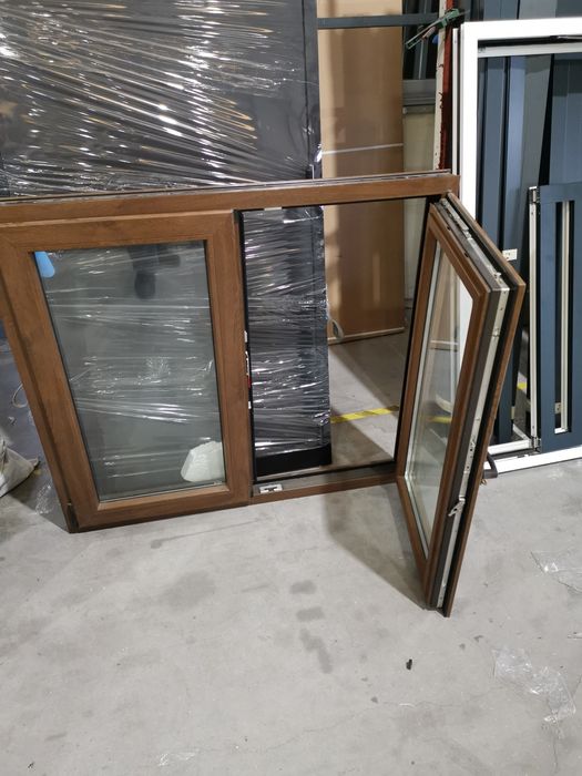 Janela oscilobatente cor de madeira