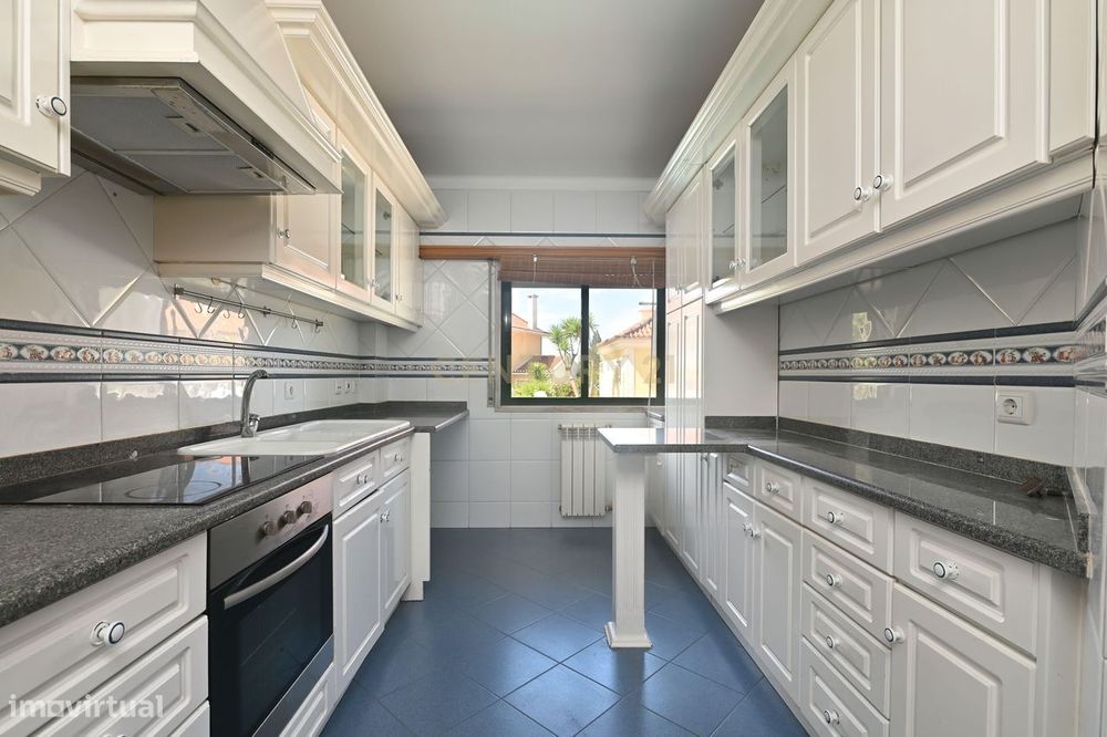 Apartamento T2 com garagem à venda no Arneiro freguesia de Carcavelos