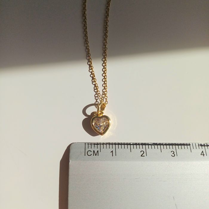 Colar delicado ponto de luz de coração em zirconia Swarovski banhado a ouro em aço inoxidável