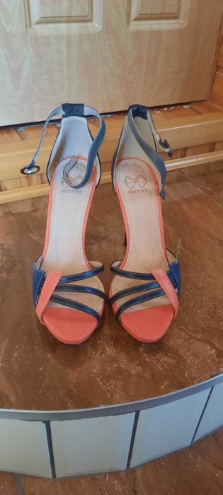 Продам жіночі кожані босоніжки