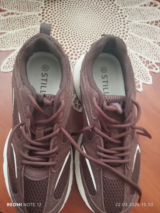 Кросівки жіночі.