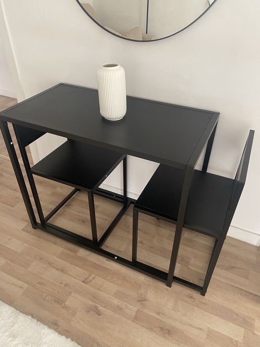 Conjunto cadeira e mesas pretas