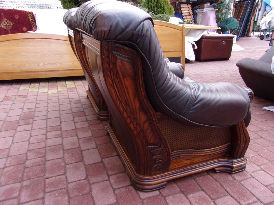 Dwa fotele skóra  stelażu dębowym.Ciemny brąz