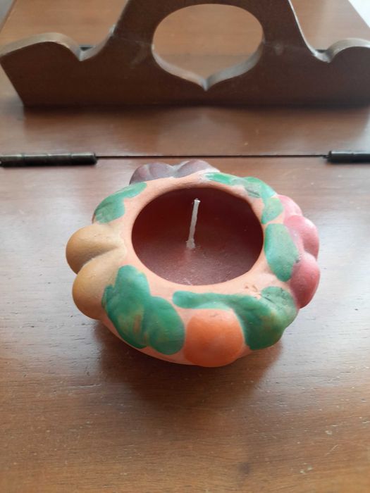 Vela pequena em taça de barro