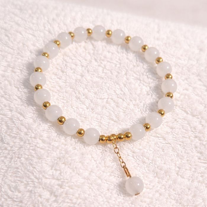 Bransoletka na gumce z białego jadeitu