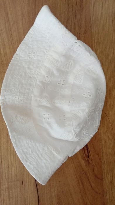 Biały haftowany kapelusik George 80-98 cm