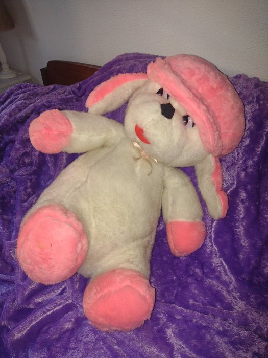 Peluche branco e cor-de-rosa com boné