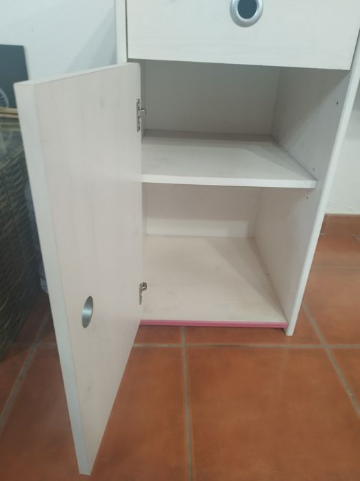 Secretária com gavetas