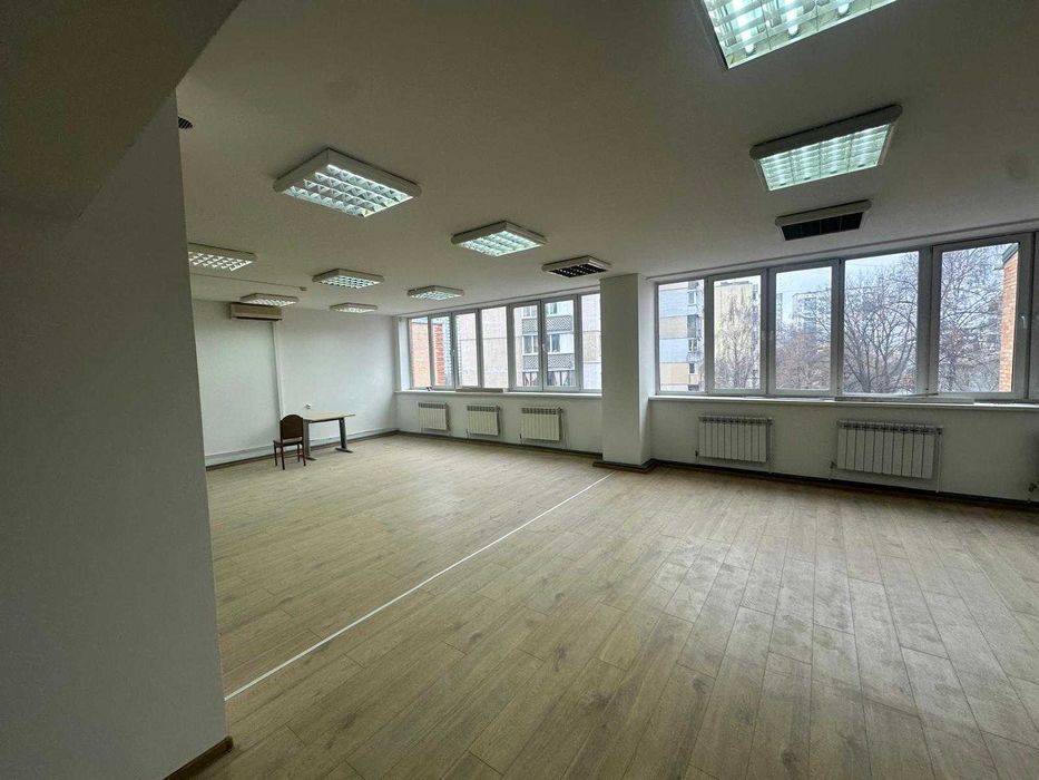 Оренда окремого нежитловго (офісного) приміщення 775 м.кв., Ризька,12