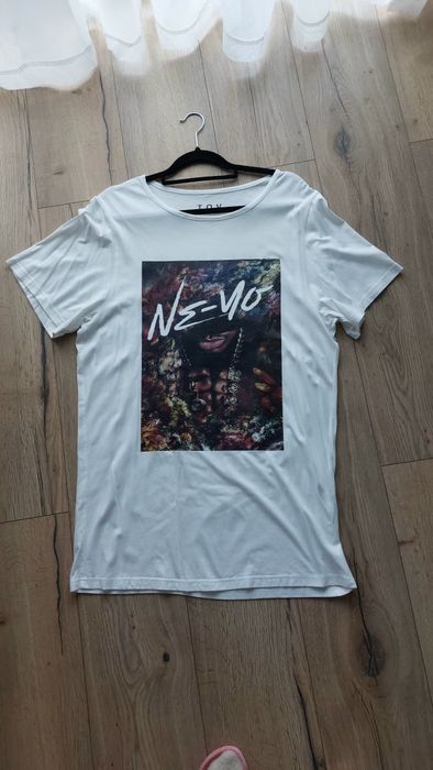 Biała koszulka Ne-Yo z nadrukiem | T-shirt