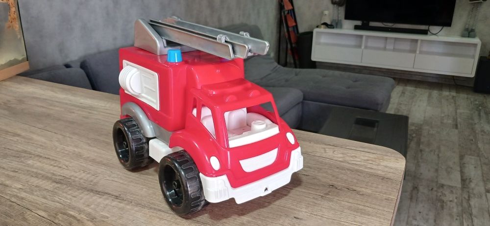 Велика іграшкова пожарна машина