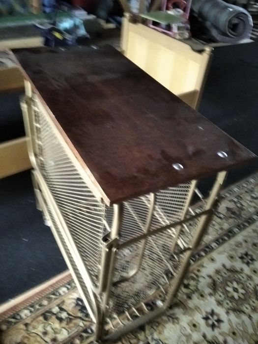 Розкладне ліжко з дерев'яною спинкою