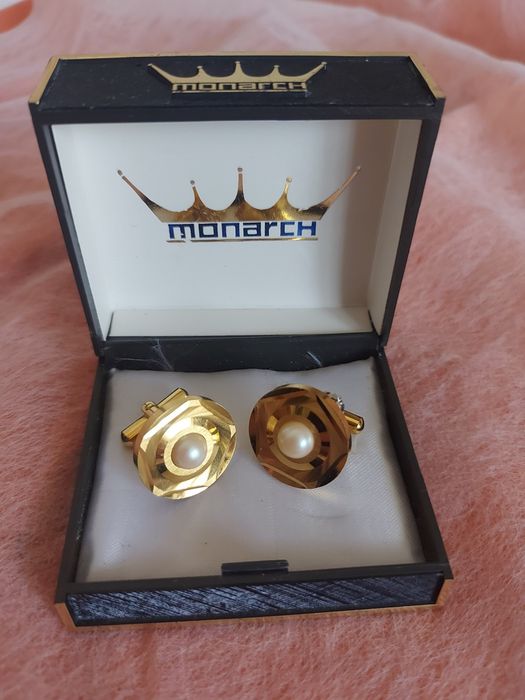 Нові запонки Monarch