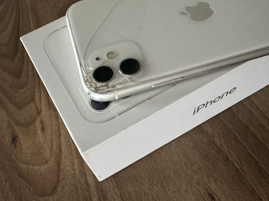 iPhone 11 biały uszkodzony