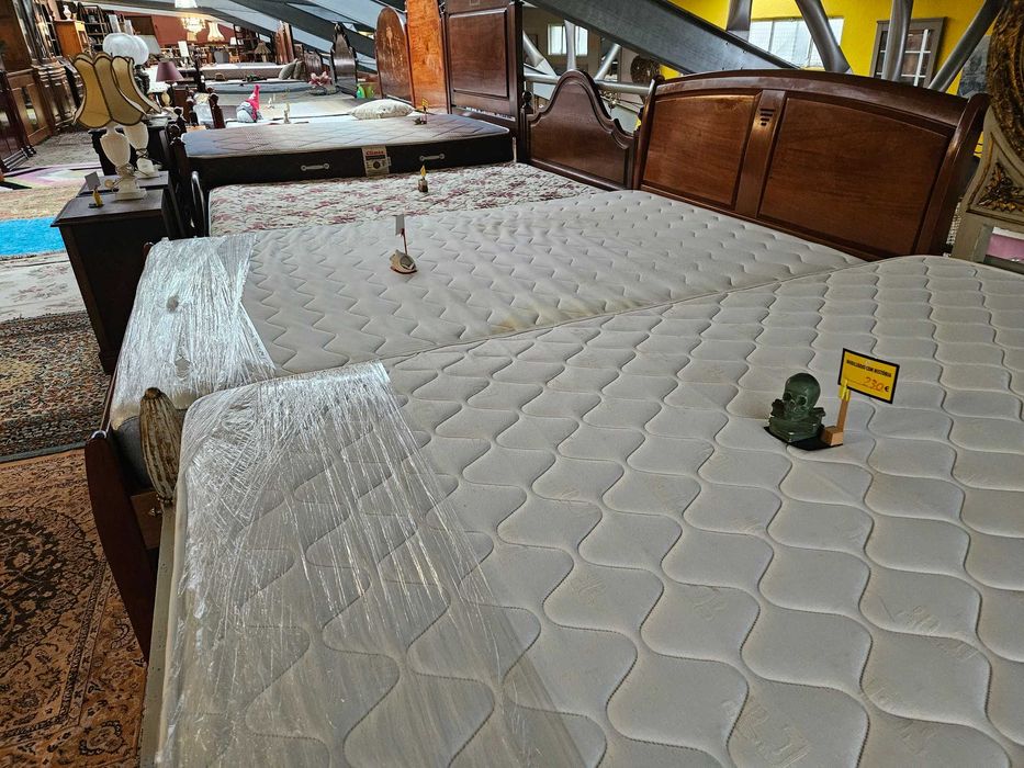 Cama com estrado e colchão - Bom estado geral
