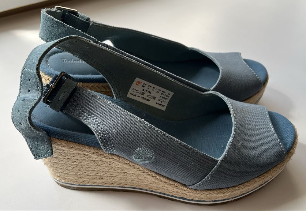 Buty damskie na koturnie